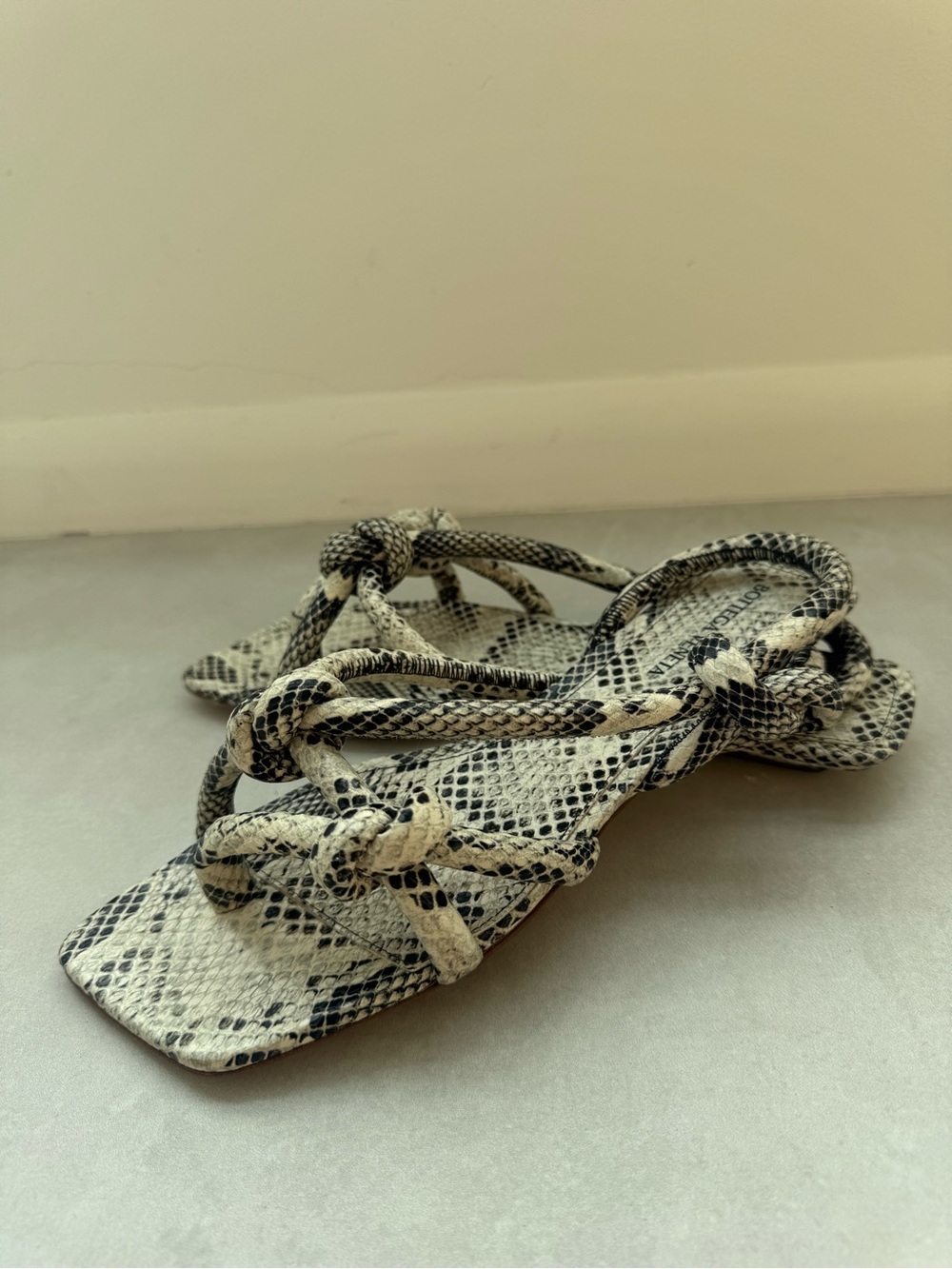 Bottega Veneta Jimbo Black & Cream Snakeskin Knot-Detail Sandals - Picture 13 of 15